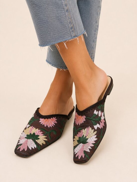 Vintage Shoes - Ann Marino Embroidered Floral Square Toe Mules Brown Tapestry Shoes 7M